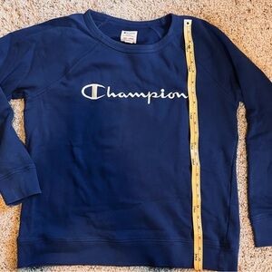 Champion midweight sweatshirt in very good condition. Metallic thread logo.